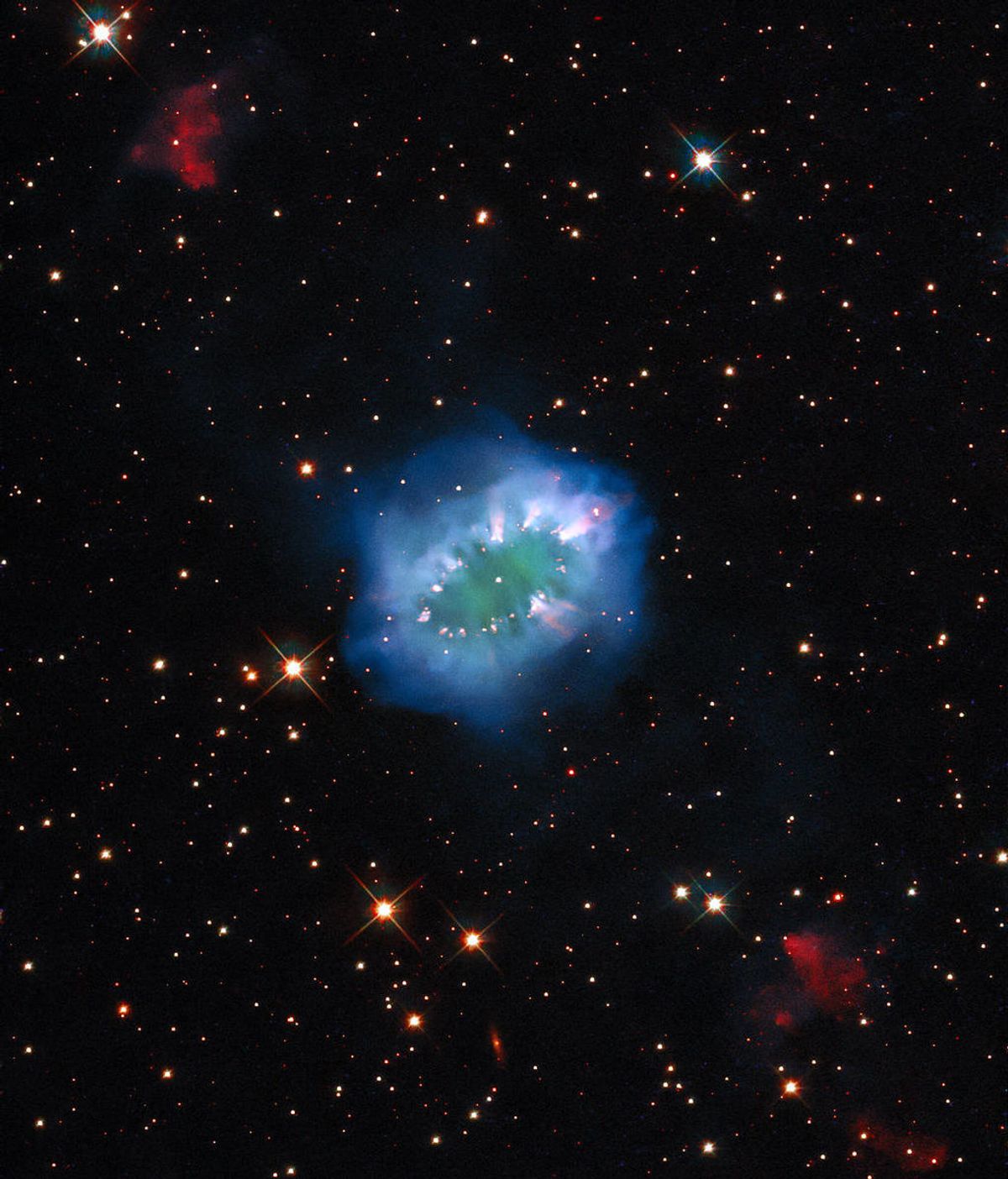 Hubble capta un espectacular ‘collar cósmico’ a 15.000 años luz de la Tierra