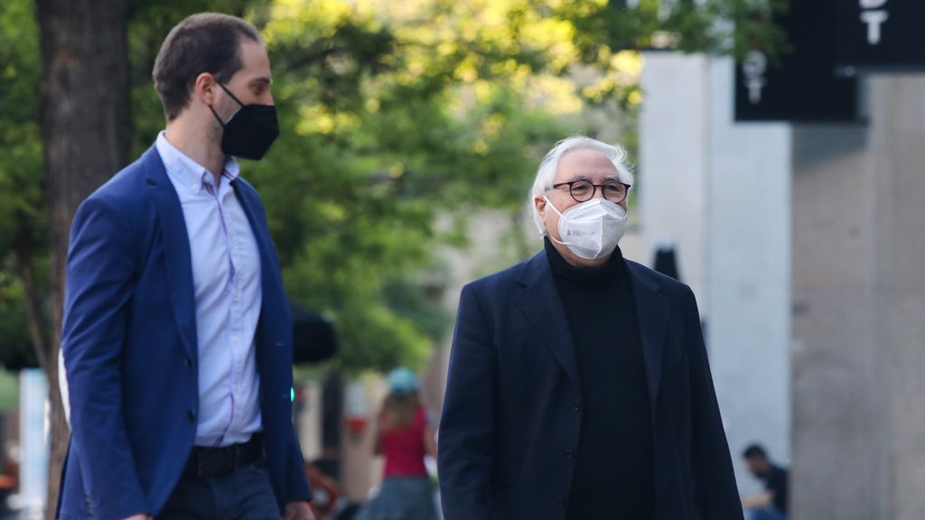 Castells, a la derecha, llega al hotel donde Gabilondo sigue el escrutinio