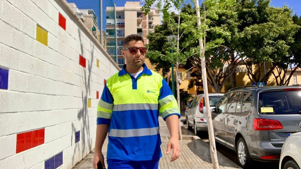 Cristóbal, el ‘influencer’ de la limpieza de las calles de Málaga: "Me pongo delante de la cámara y lo que me sale" Cristóbal, el ‘influencer’ de la limpieza de las calles de Málaga: "Me pongo delante de la cámara y lo que me sale"