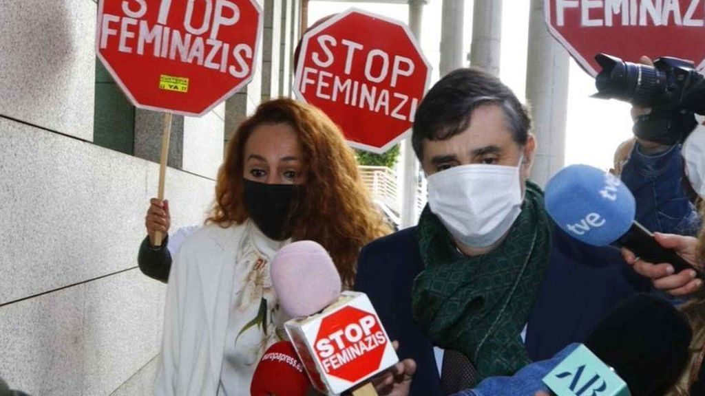 Rocío Carrasco, entre pancartas de 'Stop Feminazis'