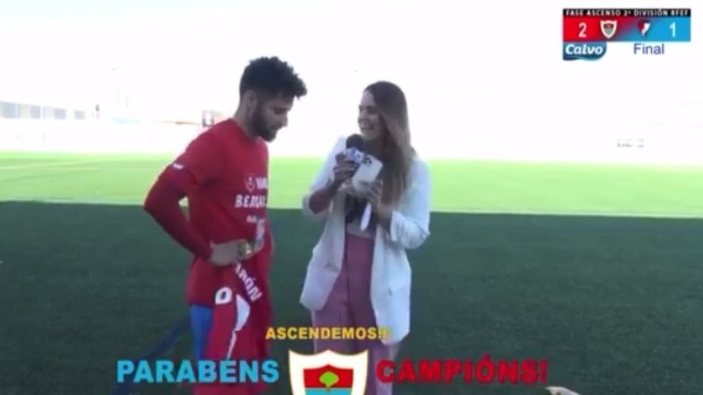 Erea Hierro, entrevistando a un futbolista del Bergantiños F.C.