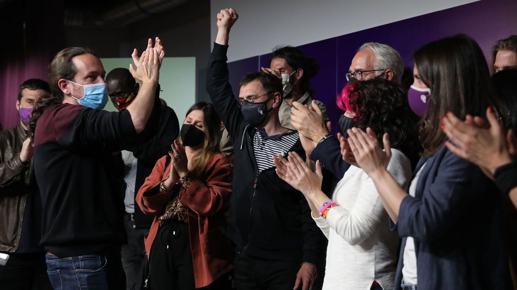 Pablo Iglesias recibe el apoyo de sus compañeros tras anunciar su retirada