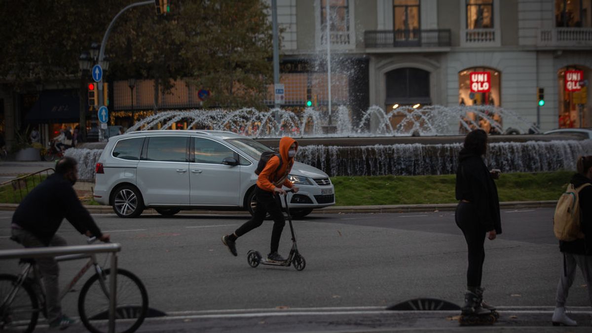 Récord de multas a patinetes eléctricos en Barcelona con 1.129 denuncias en una semana Récord de multas a patinetes eléctricos en Barcelona con 1.129 denuncias en una semana