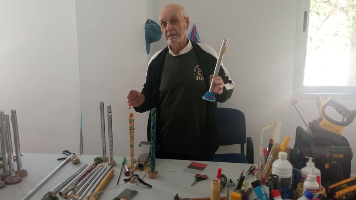 José Antonio, 94 años, flautista de palos de fregona: “Suenan perfectamente, no las cambio por las profesionales” José Antonio, 94 años, flautista de palos de fregona: “Suenan perfectamente, no las cambio por las profesionales”