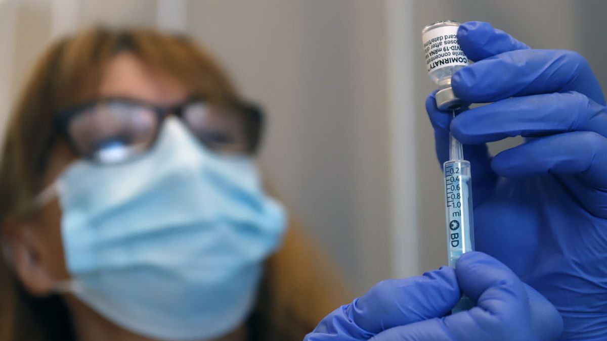 España roza el medio millón de dosis en solo 24 horas y se acerca a los 18 millones de vacunas puestas España roza el medio millón de dosis en solo 24 horas y se acerca a los 18 millones de vacunas puestas