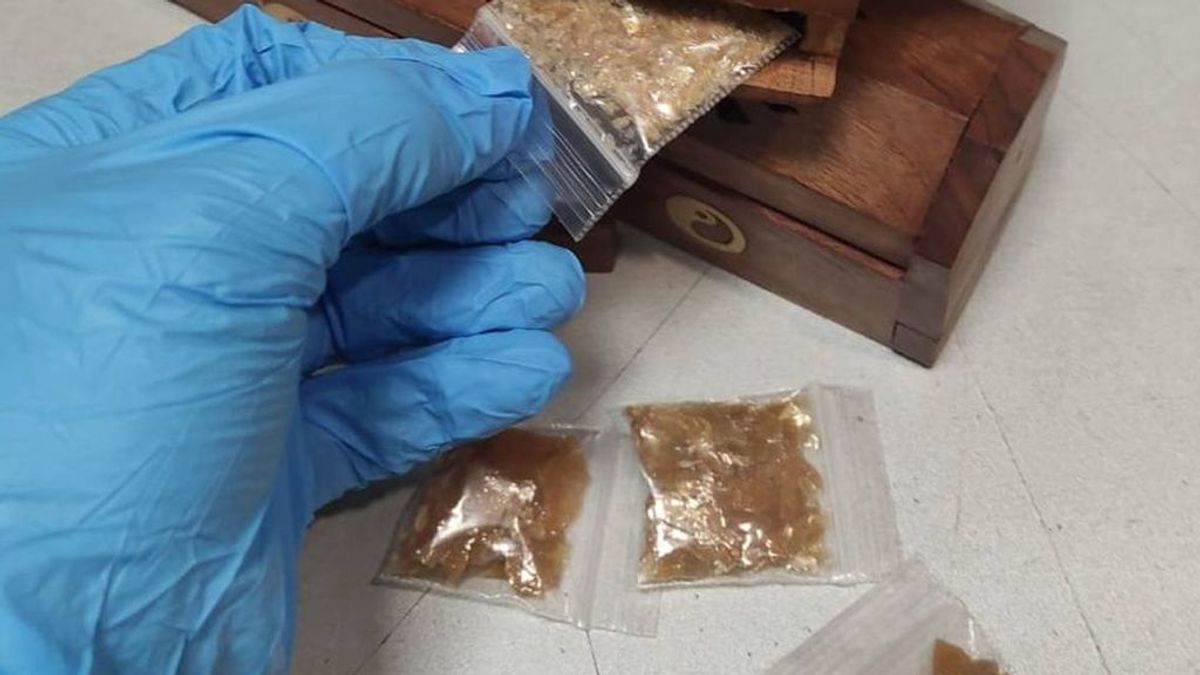Interceptan en el aeropuerto de Alicante un paquete con la 'molécula de Dios', una droga muy peligrosa Interceptan en el aeropuerto de Alicante un paquete con la 'molécula de Dios', una droga muy peligrosa