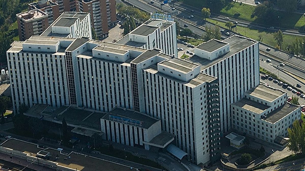 Detenido un celador por violar dos veces a una paciente de psiquiatría del hospital Ramón y Cajal de Madrid Detenido un celador por violar dos veces a una paciente de psiquiatría del hospital Ramón y Cajal de Madrid