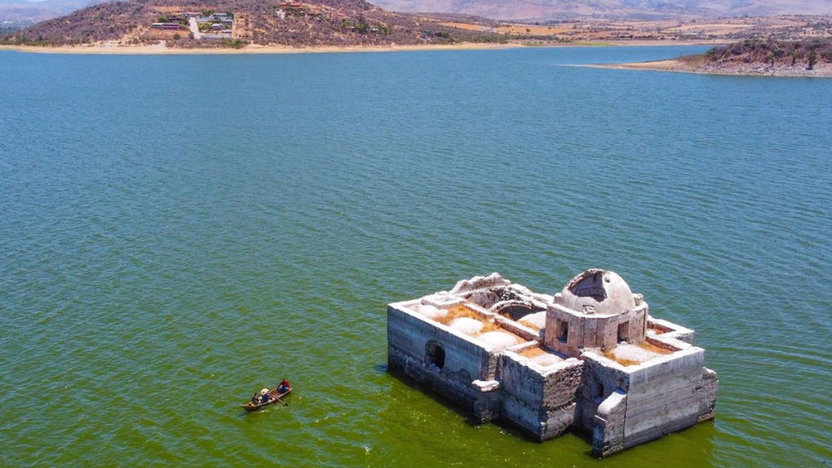 La iglesia Virgen de los Dolores de México emerge de las aguas por la sequía La iglesia Virgen de los Dolores de México emerge de las aguas por la sequía