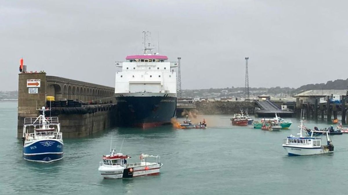 Francia y Reino Unido envían buques militares al canal de la Mancha en plena disputa por la pesca