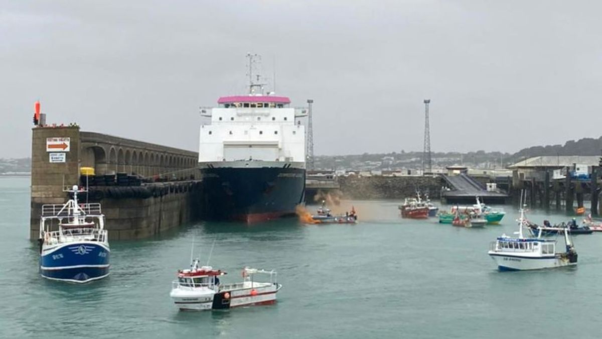 Francia y Reino Unido envían buques militares al canal de la Mancha en plena disputa por la pesca Francia y Reino Unido envían buques militares al canal de la Mancha en plena disputa por la pesca