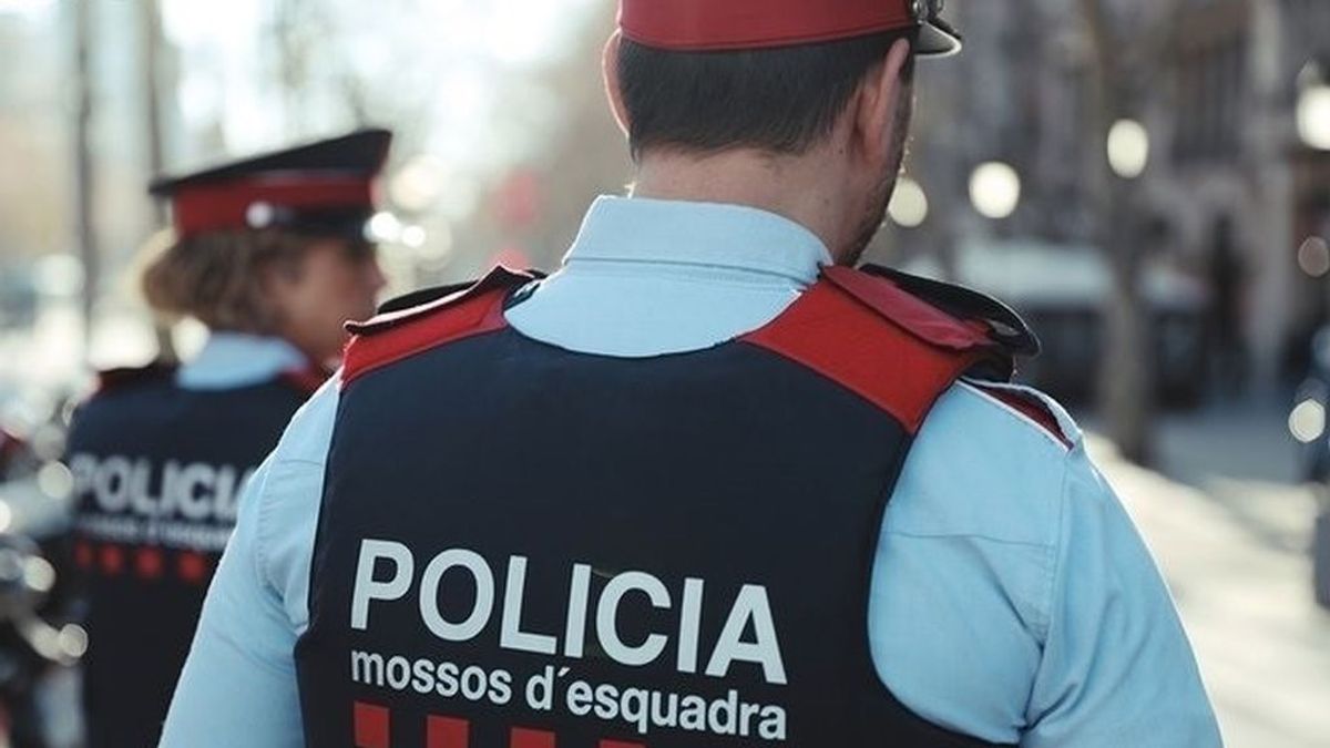 La juez envía a prisión sin fianza a cinco de los seis detenidos por la violación grupal a dos chicas en Barcelona La juez envía a prisión sin fianza a cinco de los seis detenidos por la violación grupal a dos chicas en Barcelona
