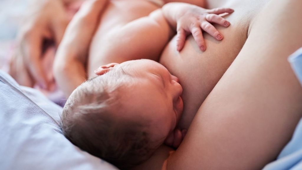 ¿Cuáles son las mejores posturas para amamantar al bebé? Así podrás conseguir más comodidad y un mejor agarre.