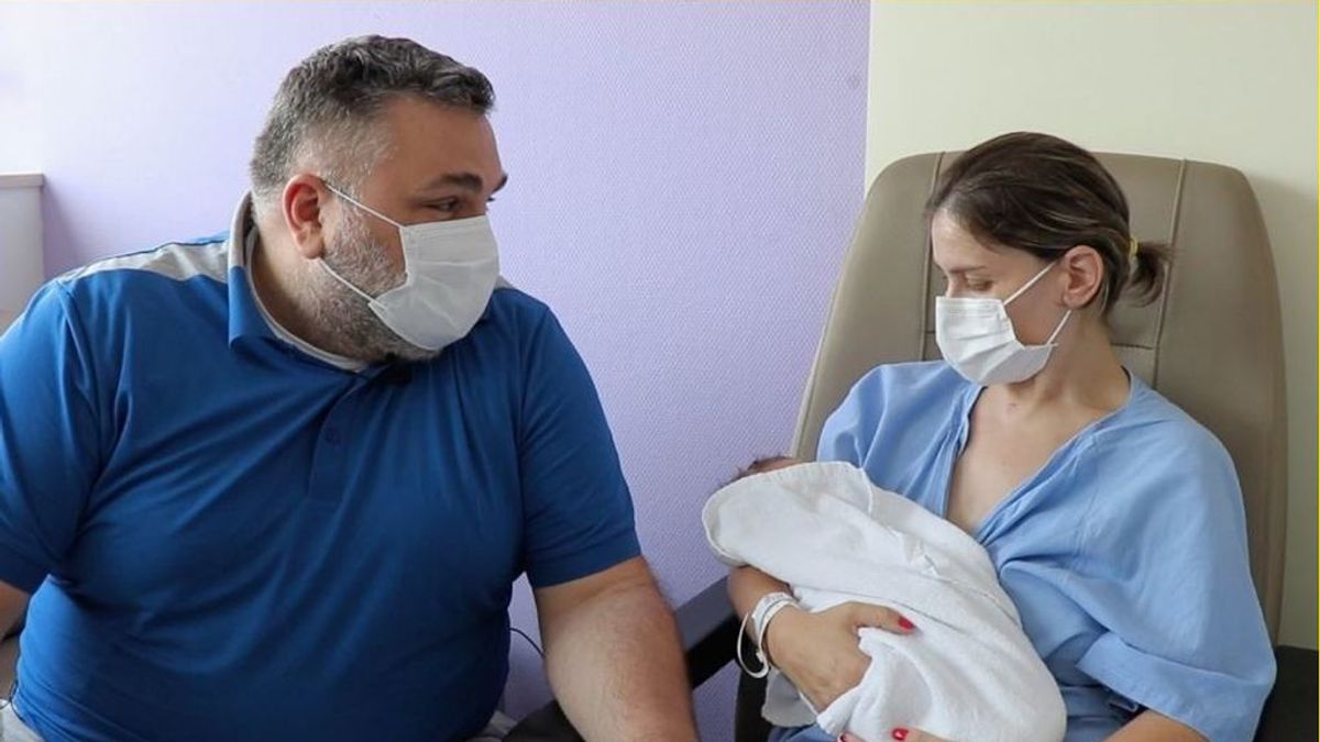 Nace un bebé sano pese a que su madre estuvo un mes ingresada en reanimación por covid Nace un bebé sano pese a que su madre estuvo un mes ingresada en reanimación por covid