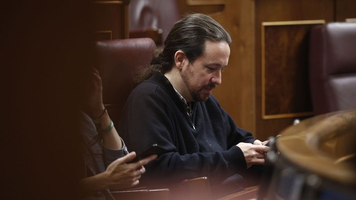 Pablo Iglesias utiliza su movil en el Congreso de los Diputados