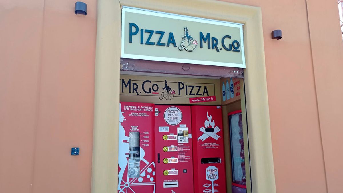 El "sacrilegio" de la pizza de máquina en Roma: los italianos, indignados por la expendedora Mr. Go Pizza El "sacrilegio" de la pizza de máquina en Roma: los italianos, indignados por la expendedora Mr. Go Pizza