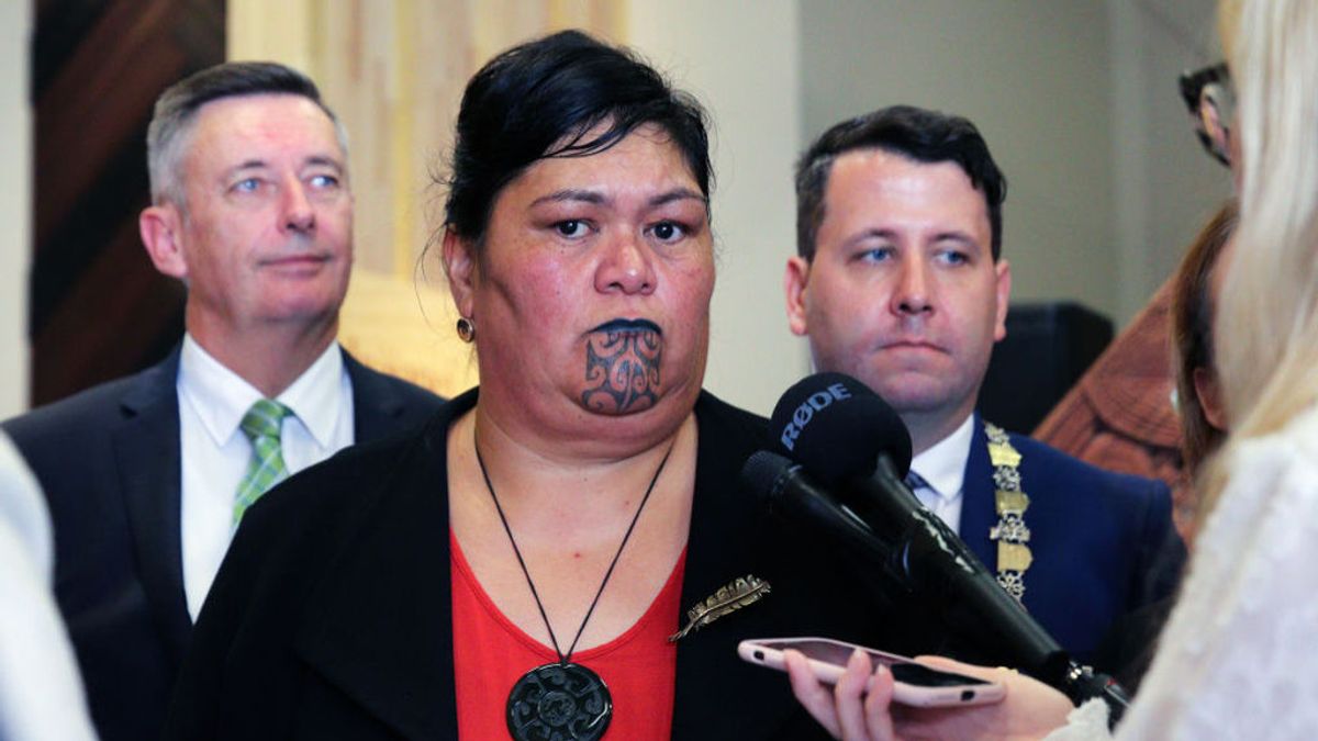 Nanaia Mahuta, la ministra de Nueva Zelanda con el 'moko' en la cara como homenaje a sus raíces Nanaia Mahuta, la ministra de Nueva Zelanda con el 'moko' en la cara como homenaje a sus raíces