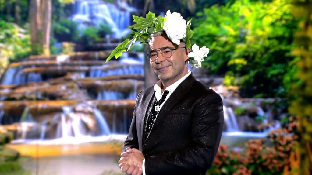 Jorge Javier con el tocado de Lucía Dominguín