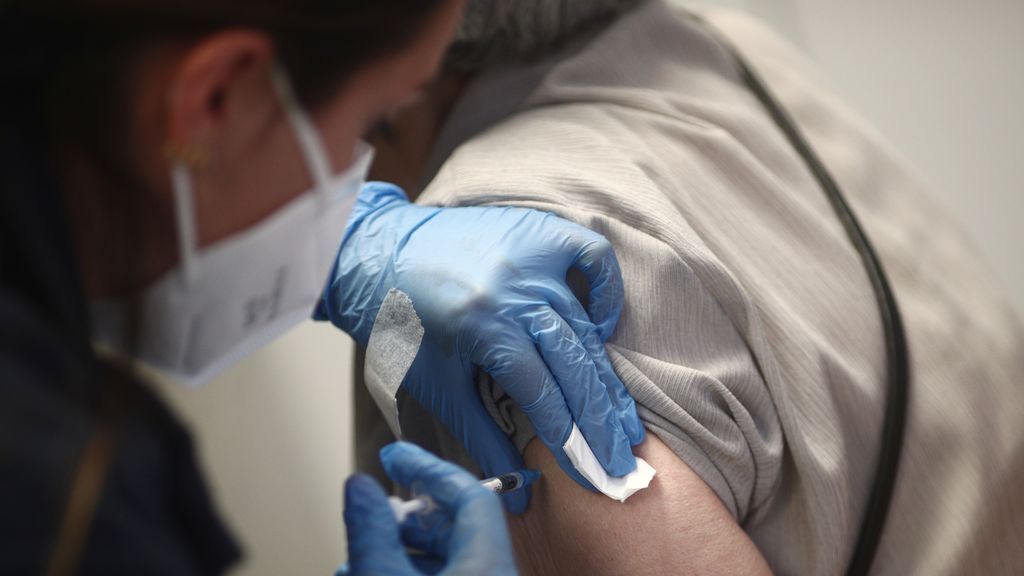 EuropaPress_3634249_sanitaria_inyecta_primera_dosis_vacuna_pfizer_contra_coronavirus_anciana