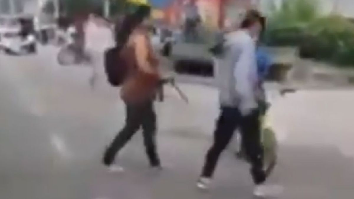 Una madre preocupada saca a su hijo de una protesta en Colombia a golpe de cinturón