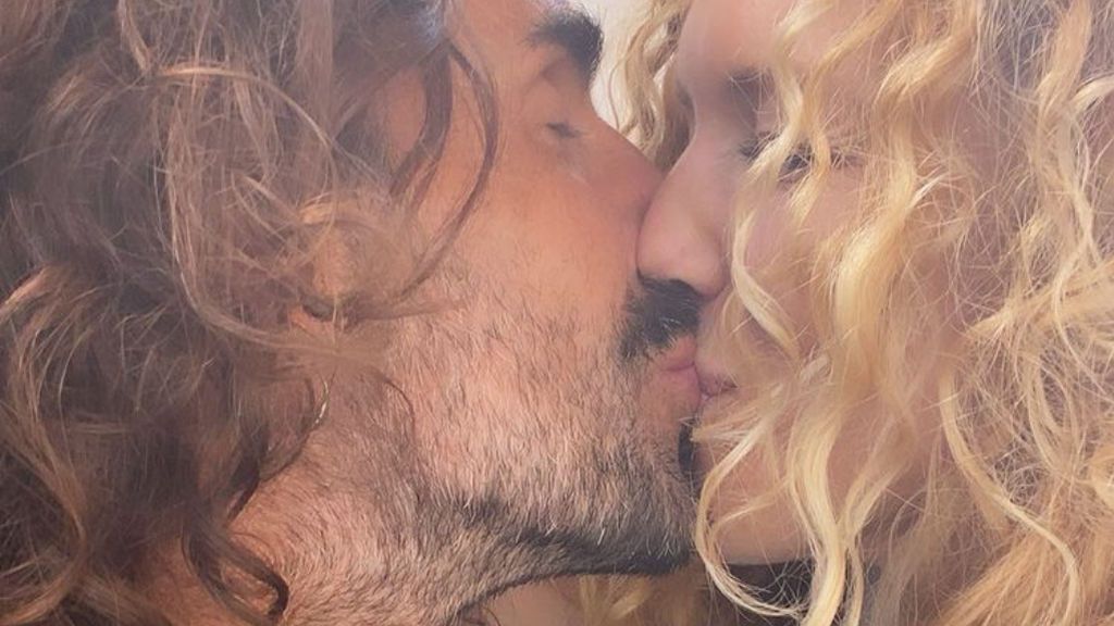Azahara y Juanma 'GH' sellan con un beso la ilusión de su nueva casa