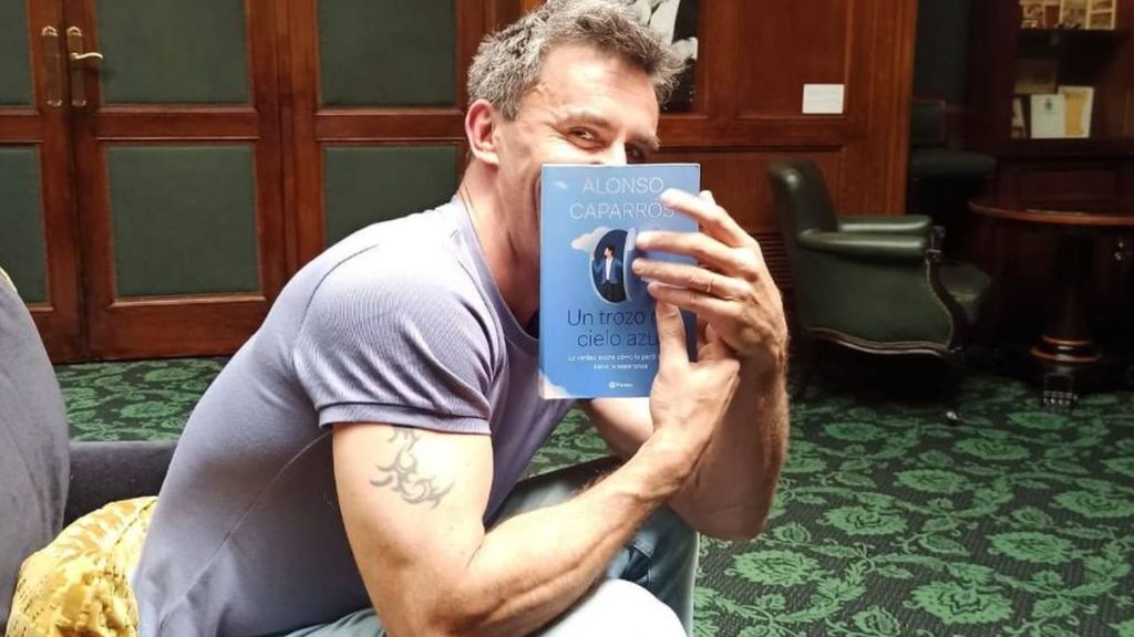 Alonso Caparrós, con su libro 'Un trozo de cielo azul'