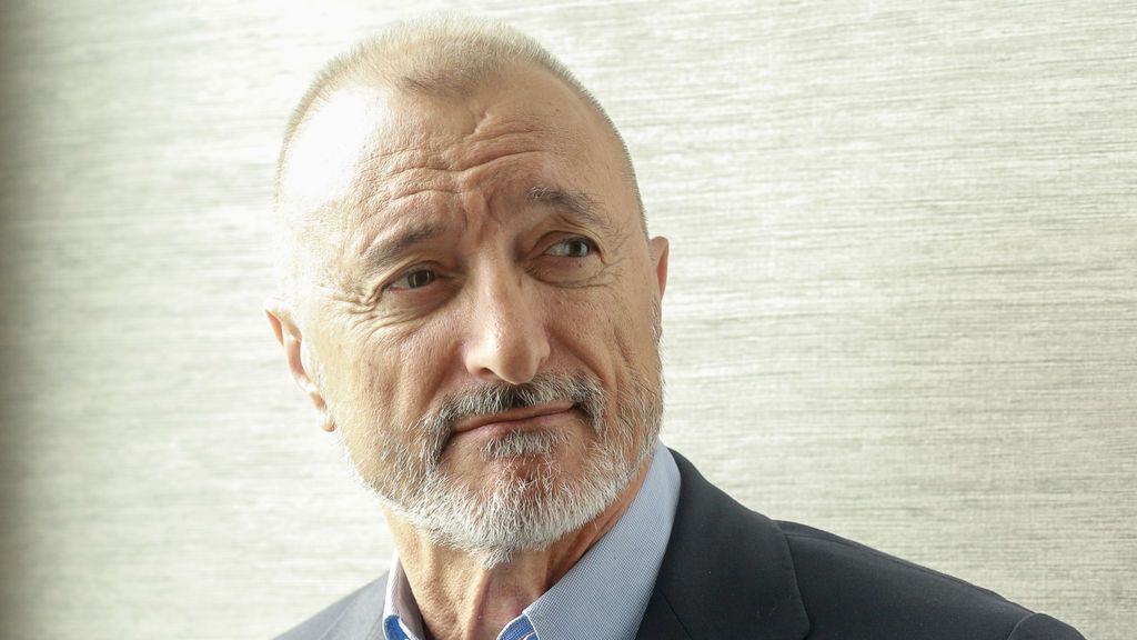 Arturo Pérez-Reverte responde a los negacionistas tras vacunarse: "Dicen que no volverán a leer mis libros"