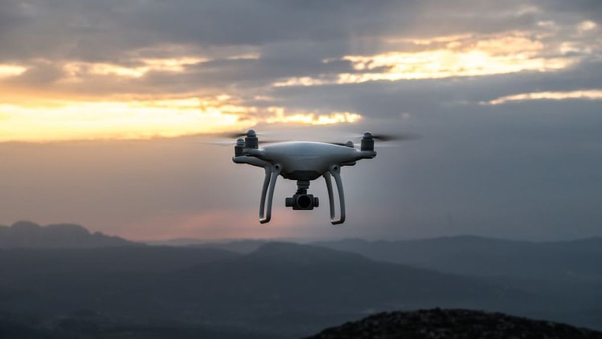 Emiratos tiene un plan para que llueva: utilizar drones para sembrar nubes artificiales