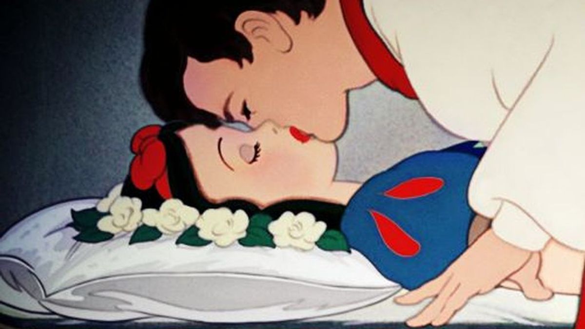 Critican la escena del beso de Blancanieves en Disneyland porque fue "sin consentimiento" Critican la escena del beso de Blancanieves en Disneyland porque fue "sin consentimiento"