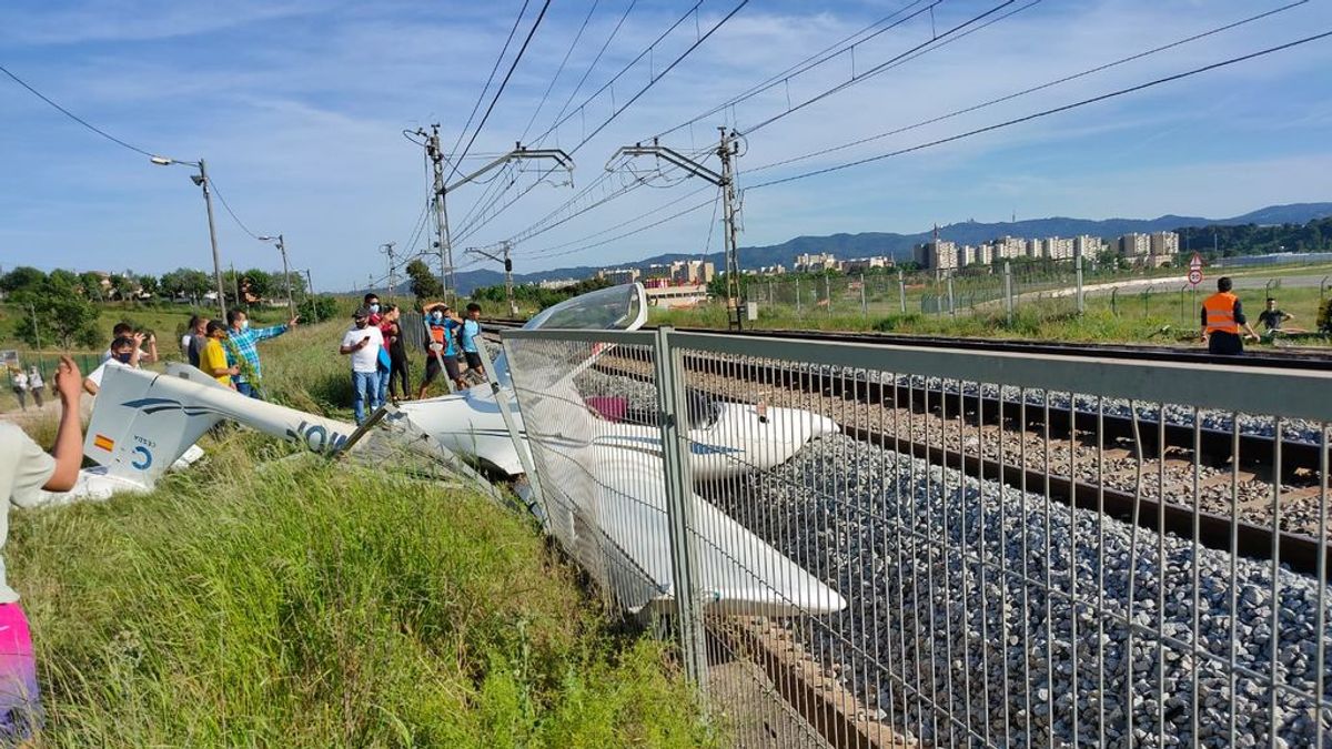 Se estrella una avioneta en las vías de tren en Sabadell, cerca del aeropuerto Se estrella una avioneta en las vías de tren en Sabadell, cerca del aeropuerto