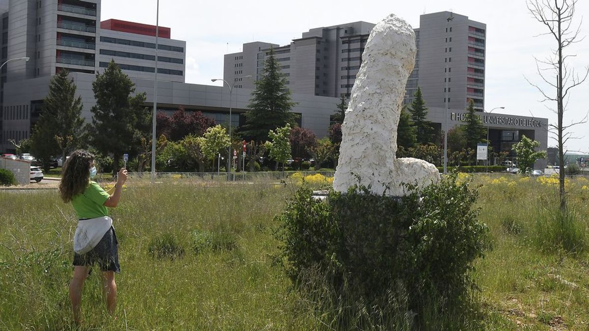 El Ayuntamiento de León retira una gran escultura fálica de una rotonda El Ayuntamiento de León retira una gran escultura fálica de una rotonda
