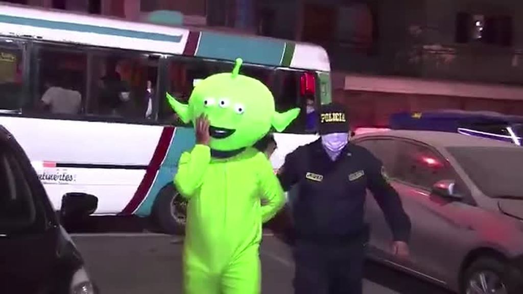 La policía detiene a un 'marciano verde' en una redada en un burdel en Perú