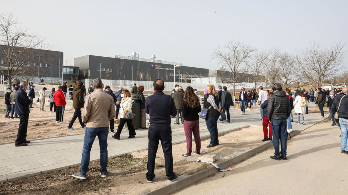 Un mensaje con información errónea provoca largas colas de estudiantes para vacunarse en el Zendal Un mensaje con información errónea provoca largas colas de estudiantes para vacunarse en el Zendal