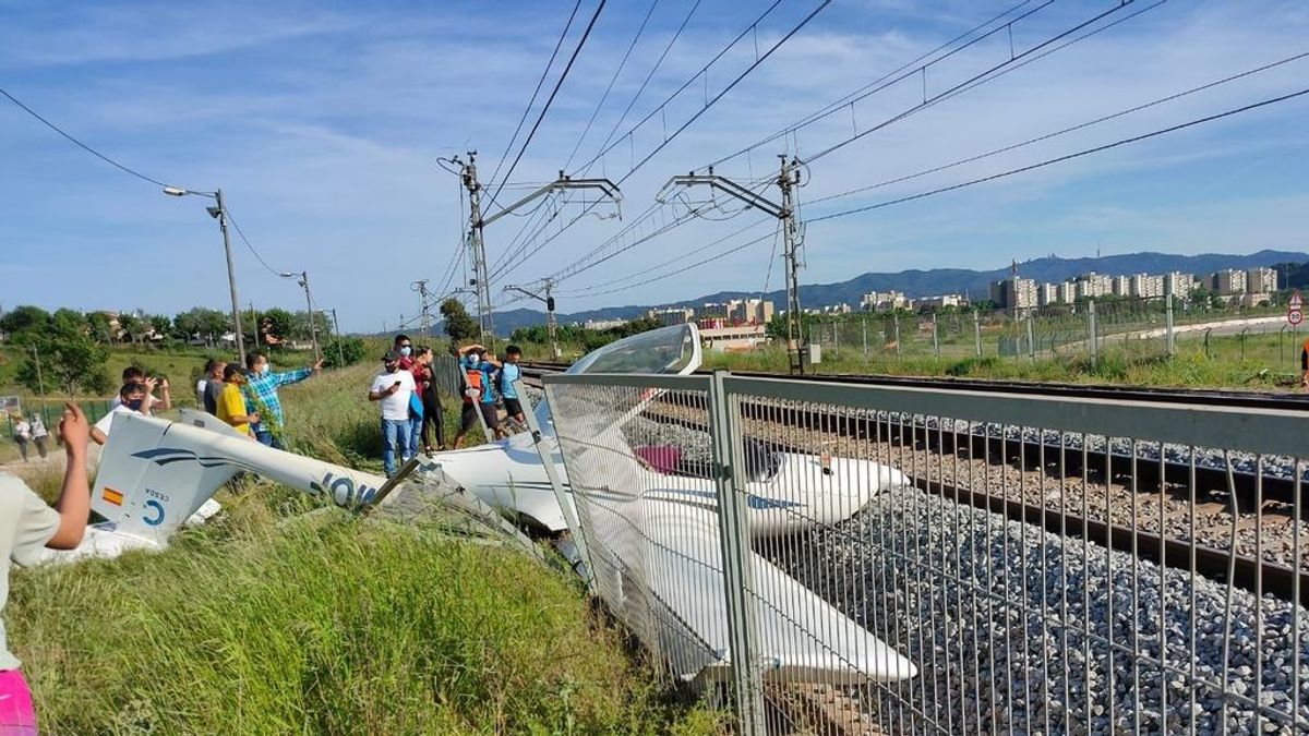 Un avioneta se estrella en Sabadell (Barcelona) y corta la circulación de trenes Un avioneta se estrella en Sabadell (Barcelona) y corta la circulación de trenes