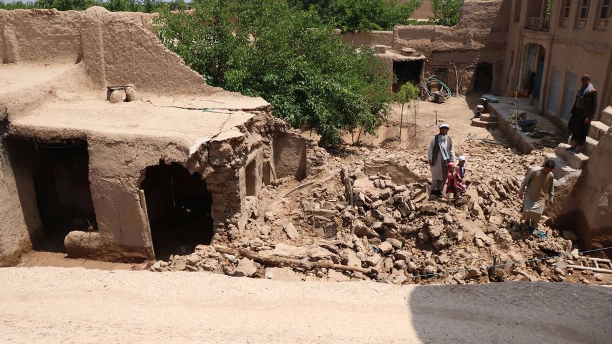 Muere una familia con cinco niños al colapsar su vivienda mientras dormían