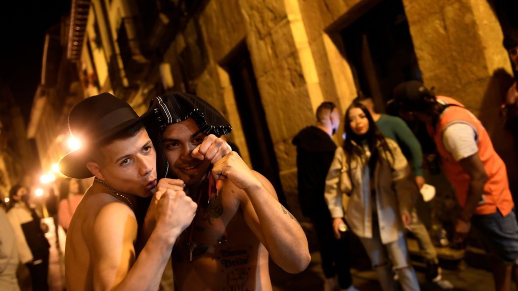 Miles de jóvenes celebran en varias ciudades de España la primera noche sin toque de queda