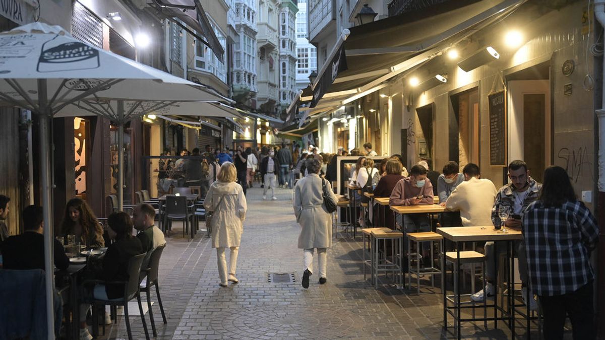 Fiestas ilegales y botellones en Galicia en la primera noche tras decaer el estado de alarma Fiestas ilegales y botellones en Galicia en la primera noche tras decaer el estado de alarma