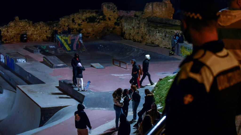 Miembros de la Ertzaintza y la Policía Municipal de Getxo controlan el acceso a la playa de Arrigunaga tras decaer el estado de alarma