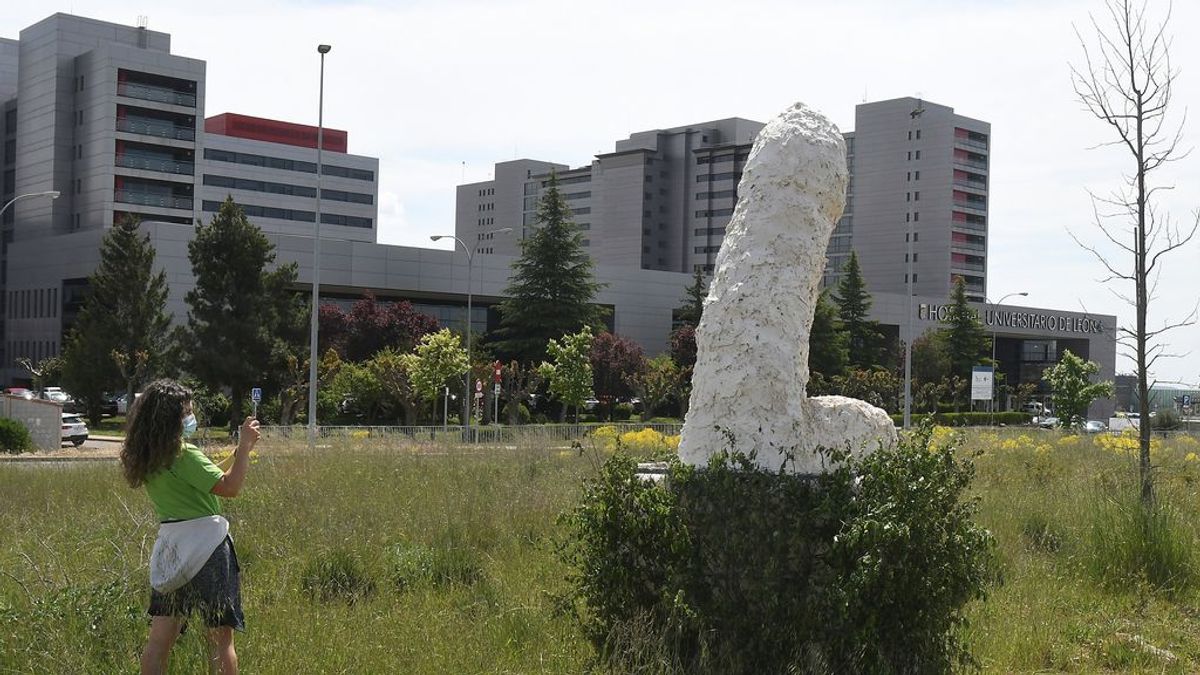 El Ayuntamiento de León retira una escultura que representaba un pene de grandes dimensiones de una rotonda