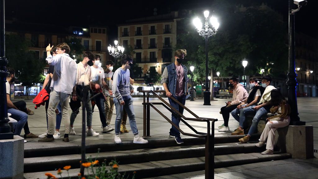 Varios jóvenes reunidos y en ambiente festivo en una calle de Toledo, durante la primera noche sin el estado de alarma
