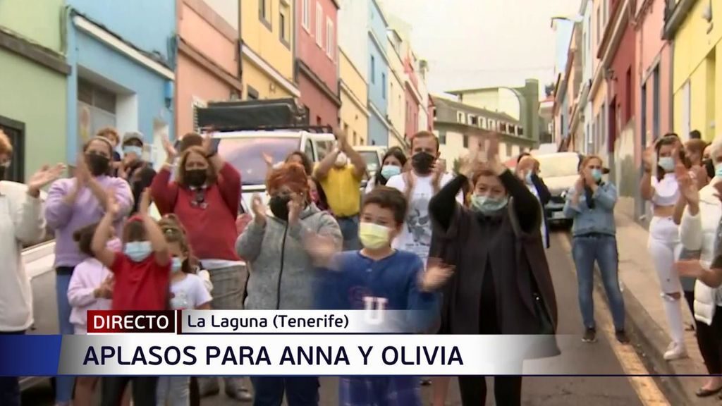 Aplausos, globos y pancartas por las niñas desaparecidas en Tenerife: piden a su padre que las devuelva