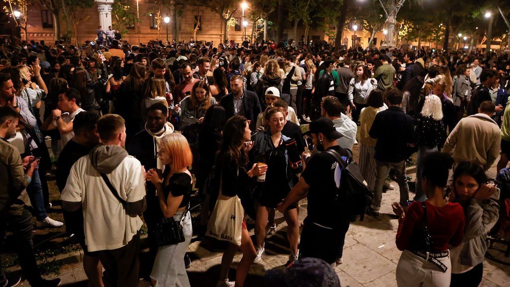 Miles de ciudadanos llenan las calles para celebrar el fin del estado de alarma y del toque de queda