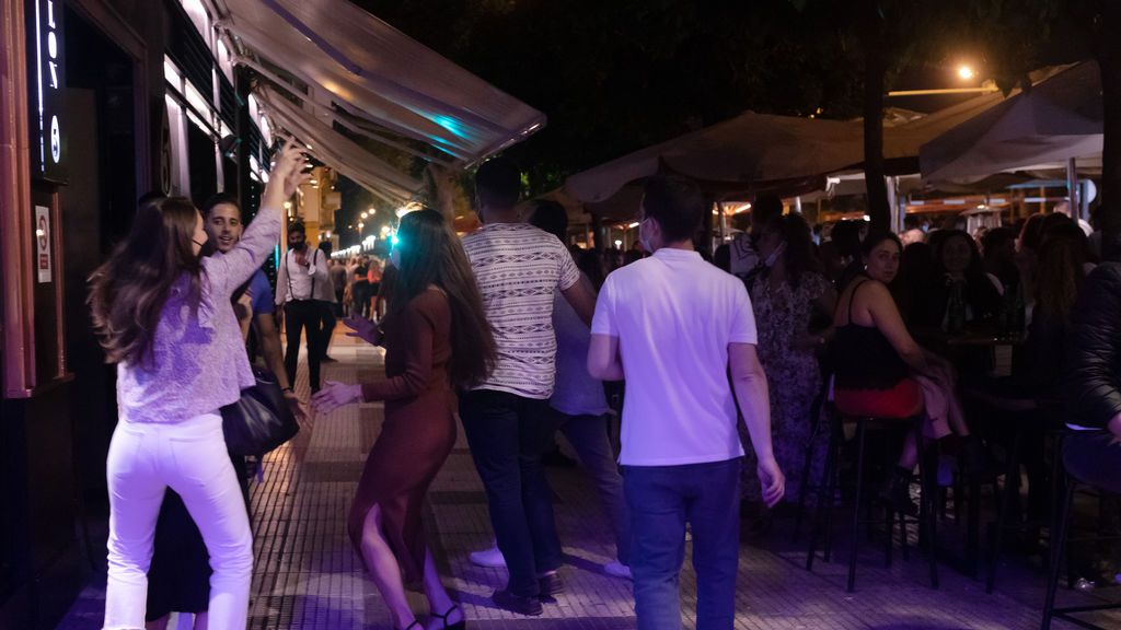 Varias personas en la terraza de un bar en la primera noche sin toque de queda en Sevilla