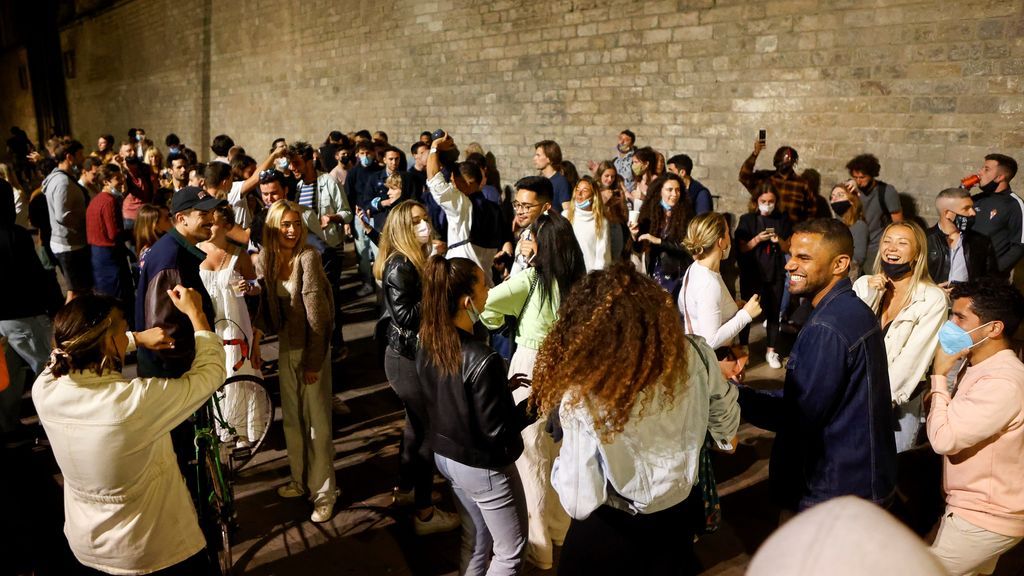 Cientos de jóvenes se concentran en el  Fossar de les Moreres en el barrio del Born, en Barcelona, tras el fin del estado de alarma