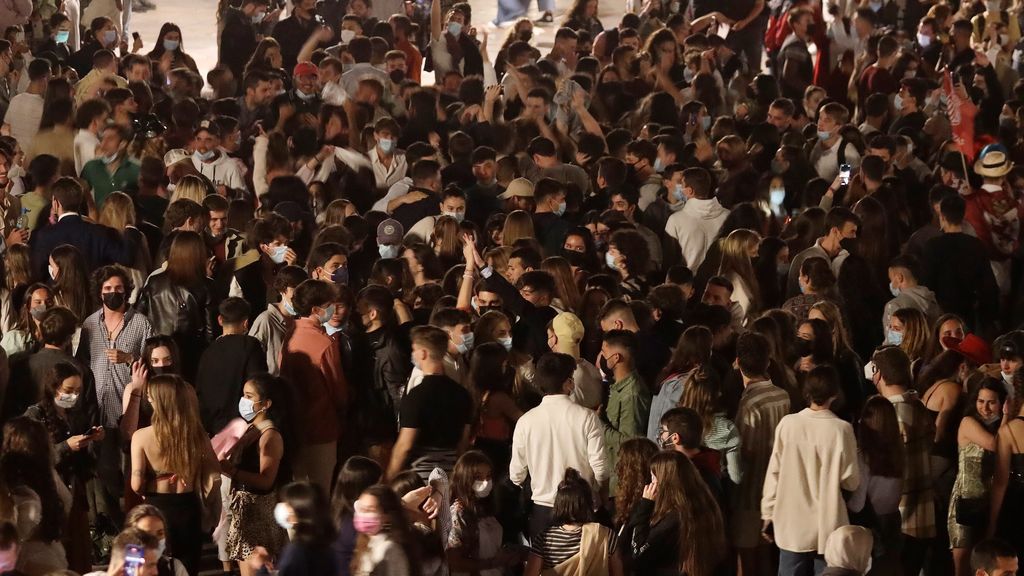 Noche de desmadre con miles de aglomeraciones en toda España tras el fin del estado de alarma