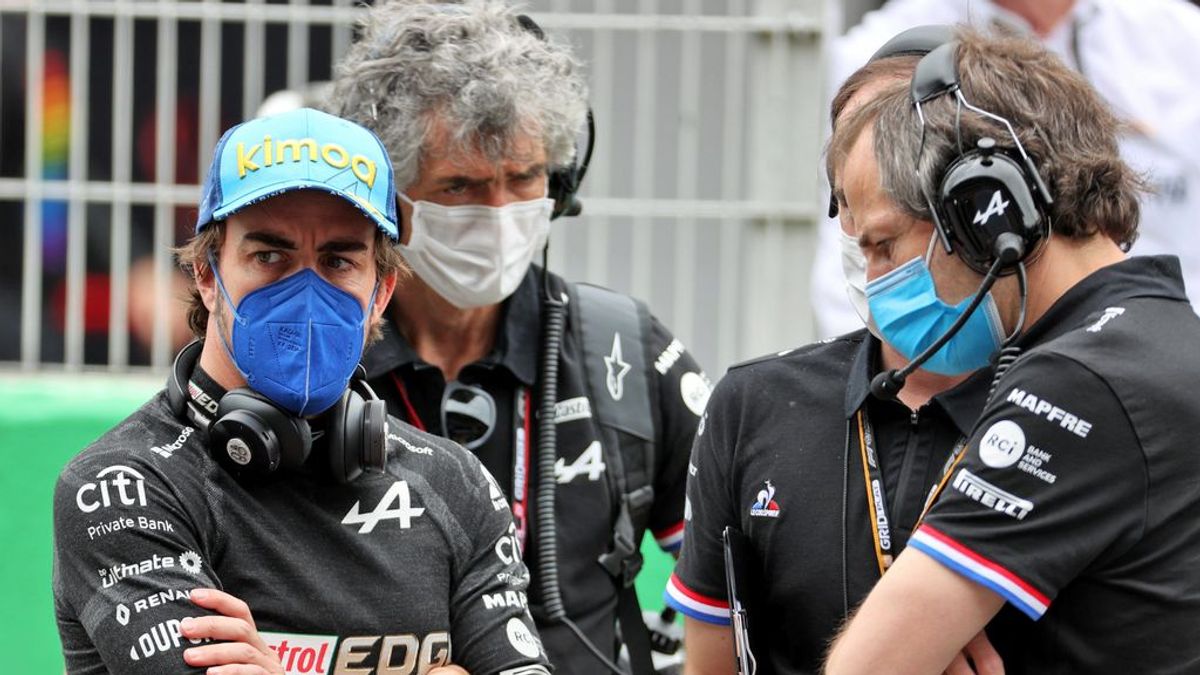 Fernando Alonso, descontento con la estrategia en Montmeló: “Es sucia. Hay que trabajar la posición de salida” Fernando Alonso, descontento con la estrategia en Montmeló: “Es sucia. Hay que trabajar la posición de salida”