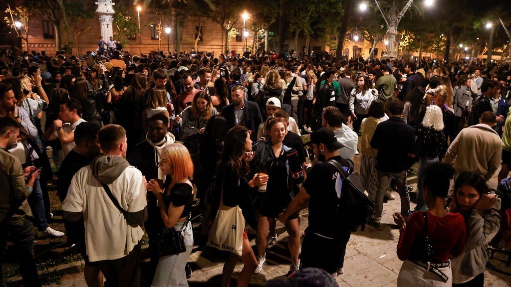 Cientos de personas se concentran en el Passeig Lluis Companys de Barcelona tras el fin del estado de alarma