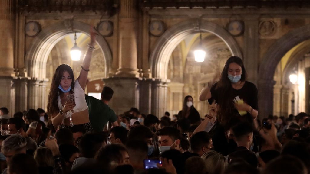 Varios jóvenes celebran en la Plaza Mayor de Salamanca el fin del estado de alarma