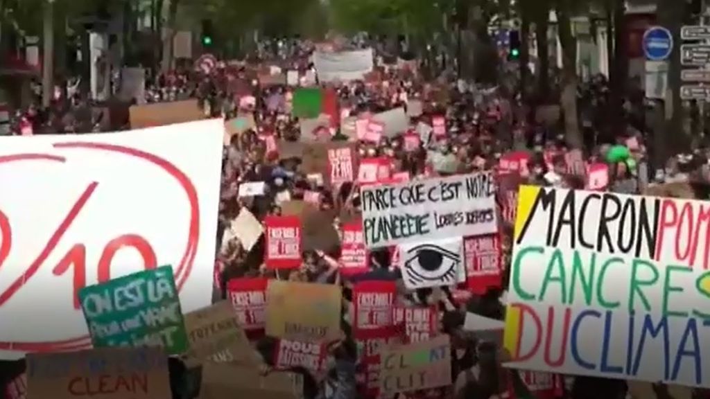 Miles de manifestantes marchan en París por la emergencia climática