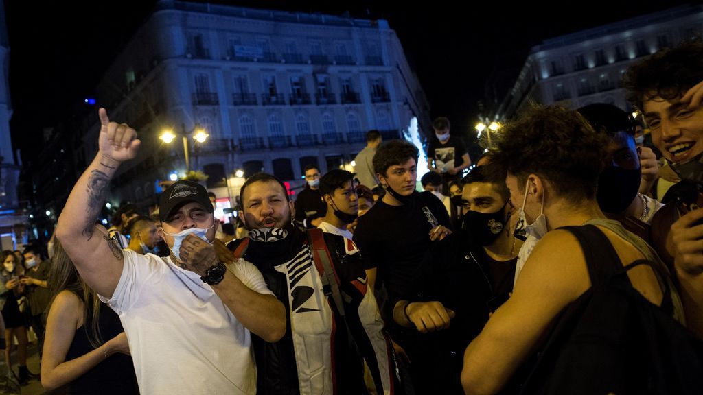 Varios jóvenes celebran en la Puerta del Sol de Madrid el fin del estado de alarma