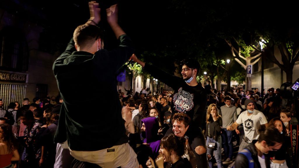 Decenas de jóvenes celebran junto al Passeig de Lluis Companys de Barcelona, el fin del estado de alarma en Cataluña